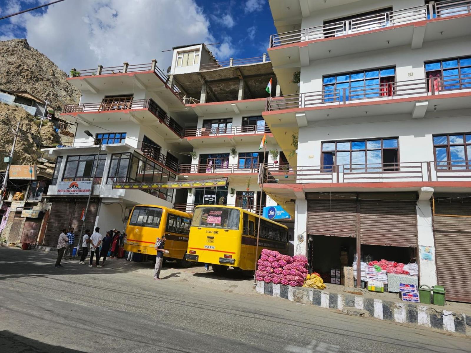 Hotel Afzal And Restaurant Kargil Kültér fotó